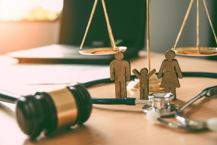 Martelo da justiça e uma miniatura da família.