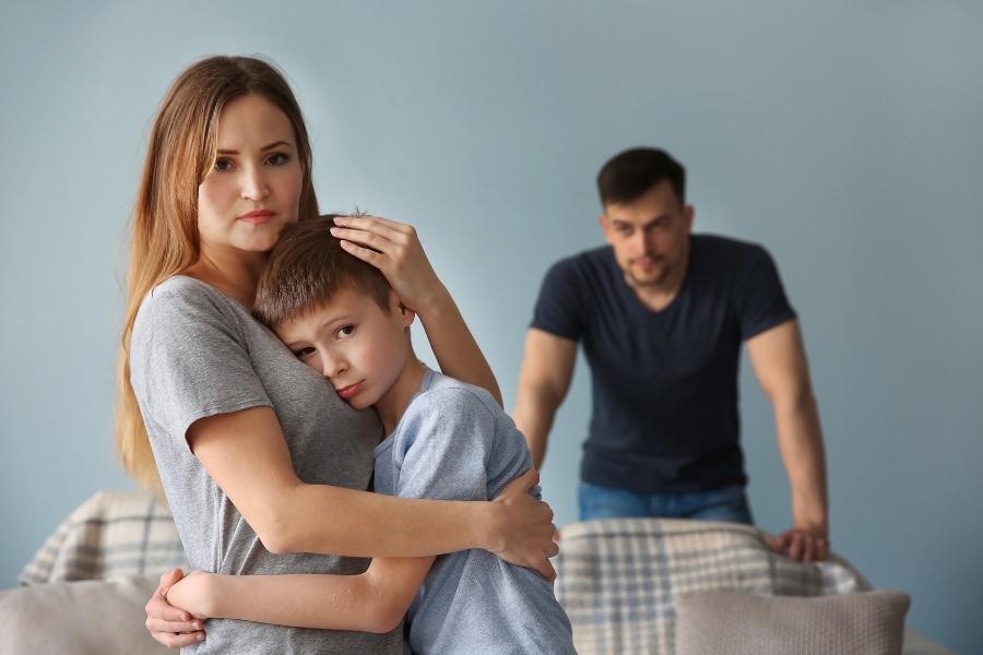 Mão dando suporte emocional para seu filho autista.