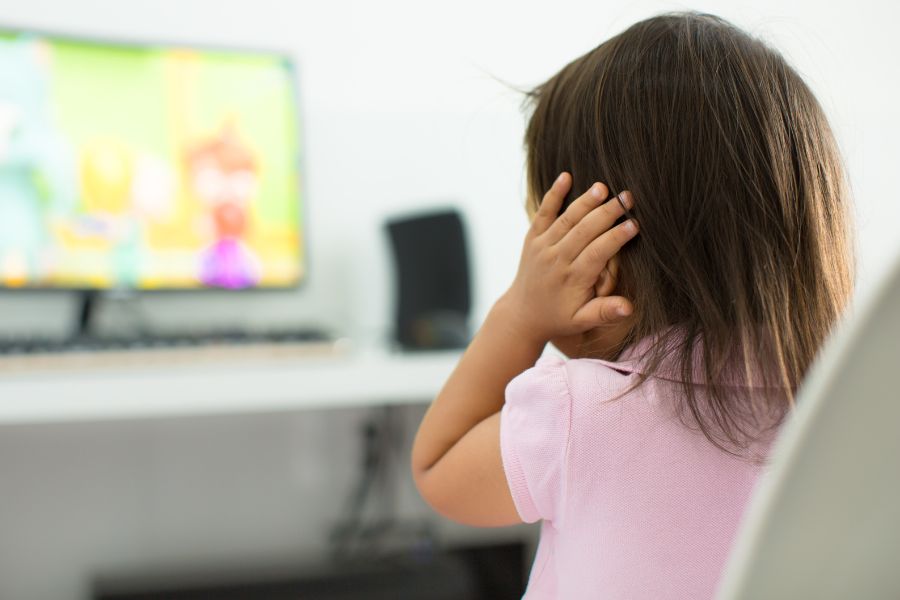 Menina autista em crise causada pelo barulho.