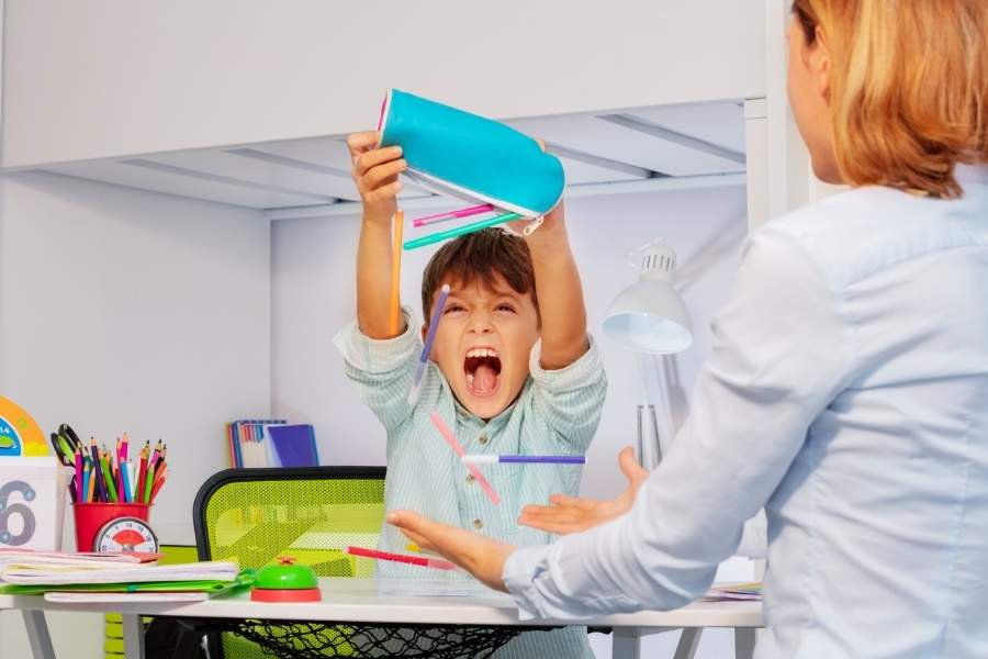 Criança autista em crise durante a terapia ABA.