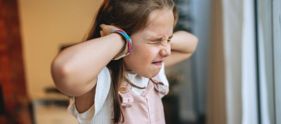 Menina autista em crise causada pelo barulho.